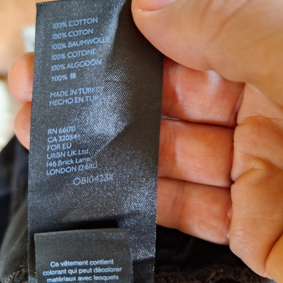 NWOT We The Free Maggie Cropped Jeans. Button fly. Distressed.  Womens size 26 - Picture 6 of 8